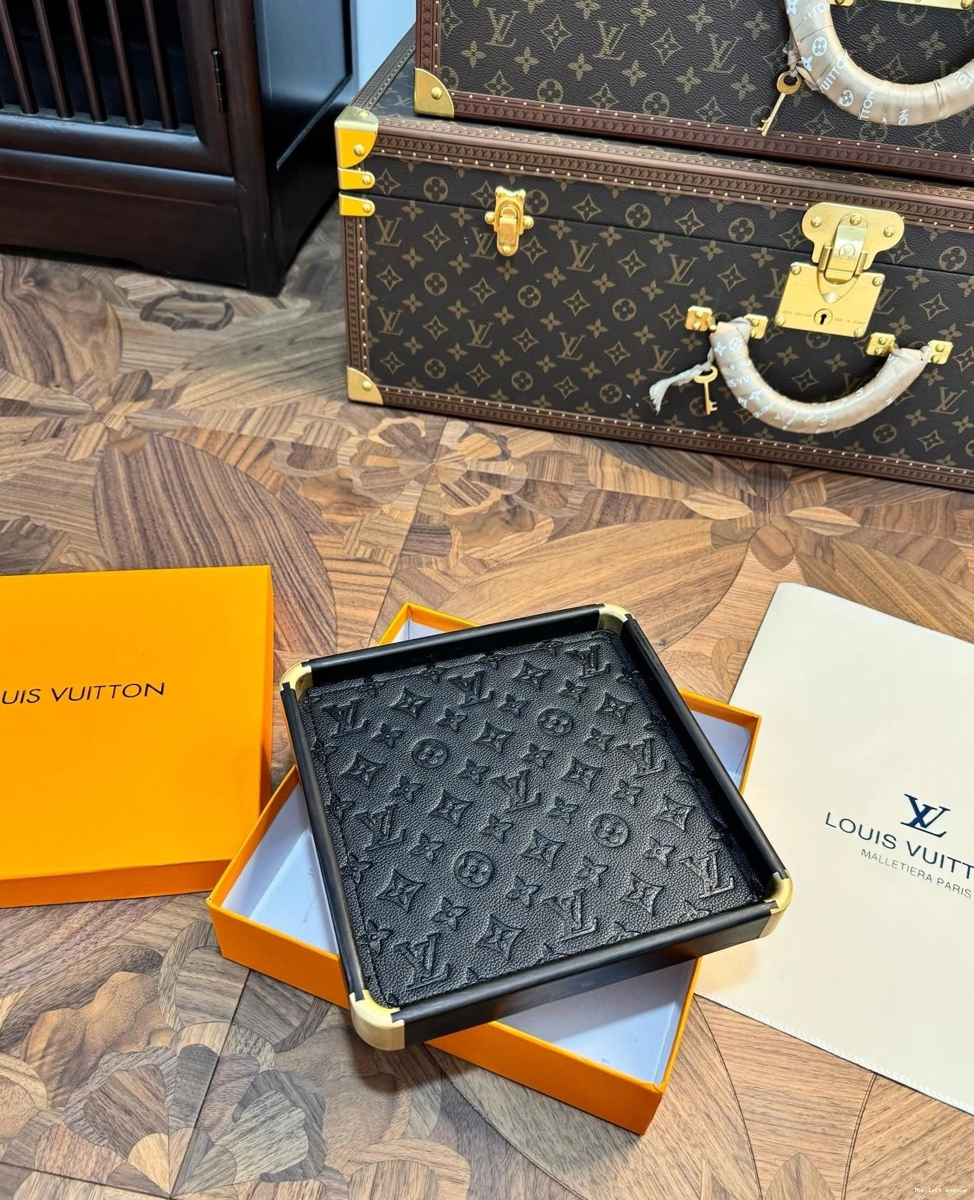 SQUARE LV CUSTOM TRAY SERVING 0812